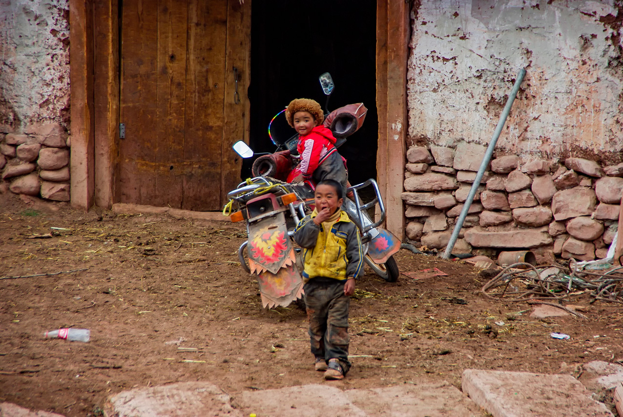 Deux enfants et une moto
